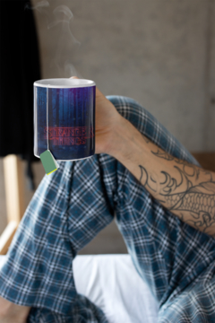 Caneca Stranger Things Séries mod 4 - Presentes Personalizados I Canecas, Camisas, Perfumes, Quadros, Almofadas