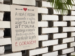 Placa MDF 3mm A4 Mensagem Motivacional A vida é assim esquenta e esfria aperta e dai afrouxa mod04 - comprar online