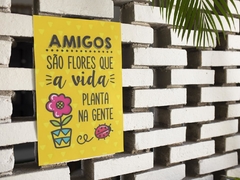 Placa MDF 3mm A4 Mensagem Motivacional Amigos são flores que a vida planta na gente mod07 - comprar online