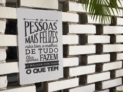 Placa MDF 3mm A4 Mensagem As pessoas mais felizes não tem o melhor de tudo mod31 - comprar online