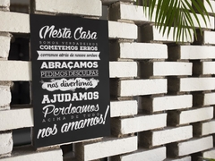 Placa MDF 3mm A4 Mensagem Nesta casa somo verdadeiros cometemos erros corremos atrás dos nossos sonhos mod33 - comprar online