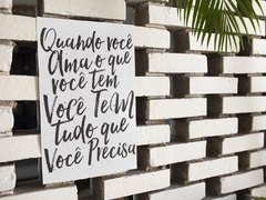 Placa MDF 3mm A4 Mensagem Quando você ama o que voce tem Voc~e tem tudo o que você precisa mod39 - comprar online