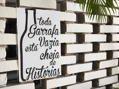 Placa MDF 3mm A4 Mensagem Toda garrafa vazia está cheia de histórias mod47 - comprar online