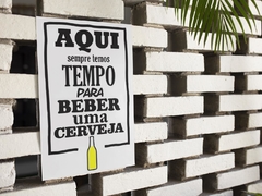 Placa MDF 3mm A4 Mensagem Aqui sempre temos tempo de beber uma cerveja mod57 - comprar online