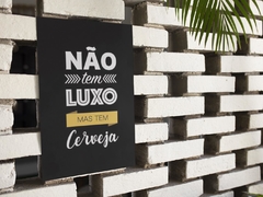 Placa MDF 3mm A4 Mensagem Não tem Luxo mas tem Cerveja mod69 - comprar online