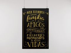 Placa MDF 3mm A4 Mensagem Motivacional Aqui reunimos nossa família e amigos mod05