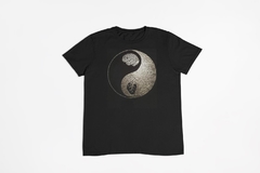 Camisa preta com estampa yin e yang, apresentando um cérebro e um coração.