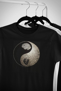 Camisa preta com estampa Yin e Yang, representando um cérebro e um coração.