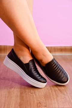 Slip On Clássico Sola Alta Preto Ondinhas - Doce Sapato