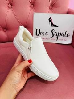 Slip On Couro Floater Pingente Coroa Branco - comprar online