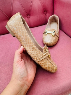 Mocassim Mari Croco Nude Fivela Dourada - Doce Sapato