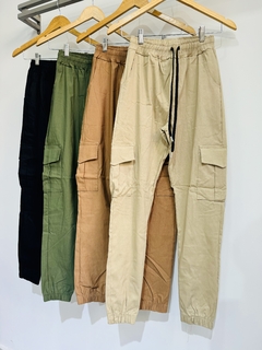 Jogger cargo de bengalina con bolsillos