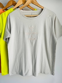 Remera algodón bordada Beautiful (Talle Aprox. XL/XXL) - comprar online