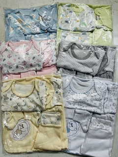 Ajuar bebé en bolsita algodón (Mantita, escarpines, body, pantalon, gorrito) - comprar online
