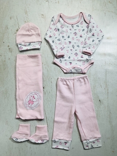 Ajuar bebé en bolsita algodón (Mantita, escarpines, body, pantalon, gorrito)