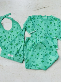 Set de bebe en bolsita con dibujitos 4 piezas (ranita, remerita, gorrito, babero)