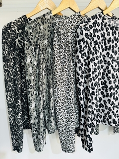 Remera seda fria mangas princesa animal print (Talle Aprox. M/L)