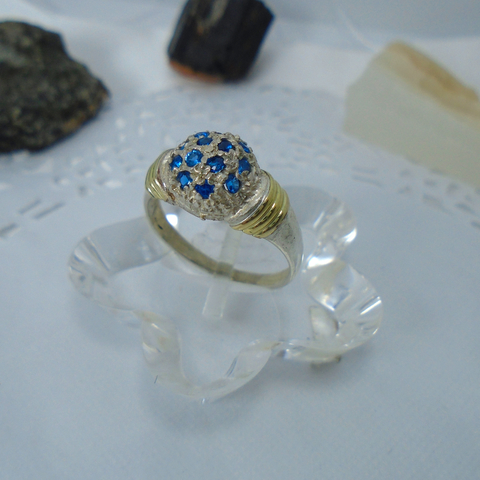 AN 074 Anillo Plata y Oro modelo frutilla con cubics azul