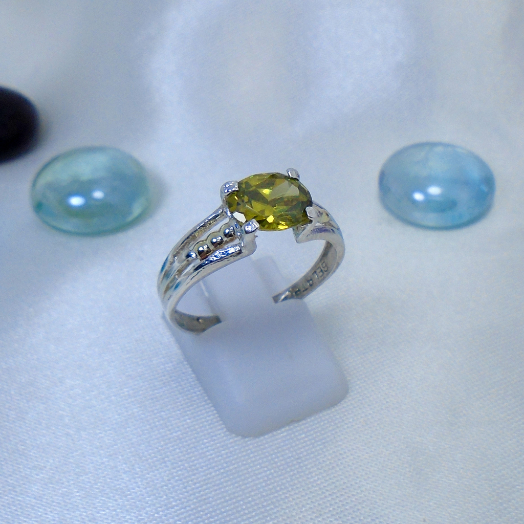 AN 497 Anillo Plata con Oro cintillo con piedra verde