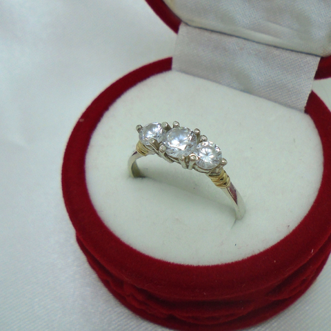 AN 036 Anillo Plata con Oro con tres cubic cristal