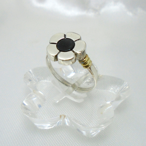 AN 014 Anillo Plata con Oro modelo flor con piedra Onix