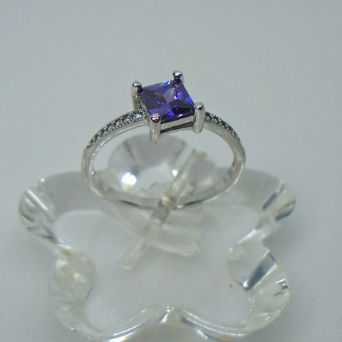 AN 192 Anillo de Plata rodinado con cubic Violeta