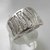 AN 063 Anillo macizo ancho de plata con relieve en internet