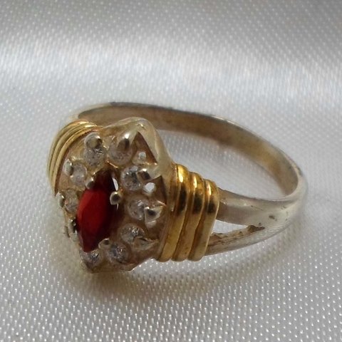 AN 026 Anillo Plata con Oro con piedra central rubi y circones cristal