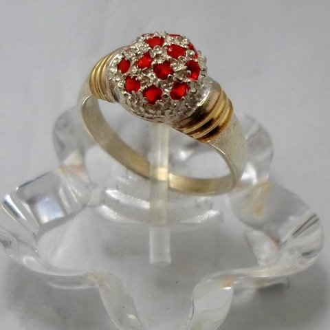 An 025 Anillo Plata con Oro modelo frutilla con cubics rojo