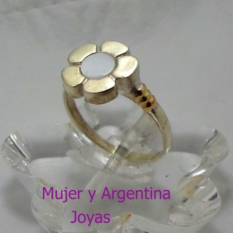 AN 061 Anillo de Plata modelo flor con piedra Nacar