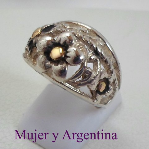 AN 143 Anillo macizo pesado Plata con Oro con flores.