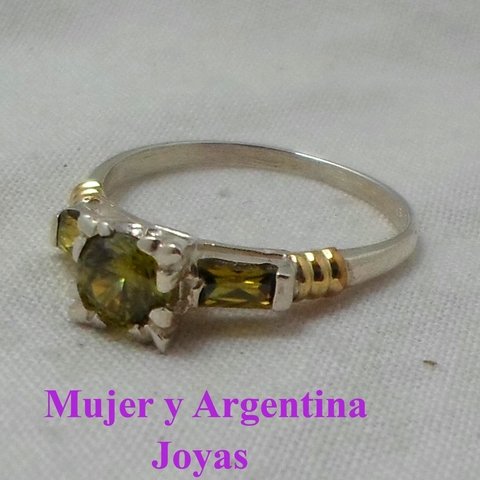 AN 068 Anillo Plata con Oro con piedras cubics laterales y central color verde