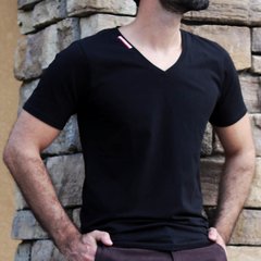 camiseta preta gola v