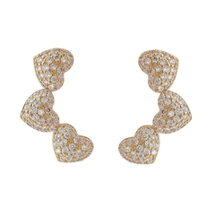 Brinco ear cuff 3 corações cravejados banhado a ouro 18k