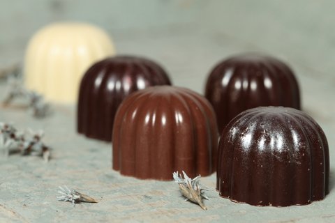 Caja premium mediana dos niveles -44 bombones- - Tiegel Chocolatier