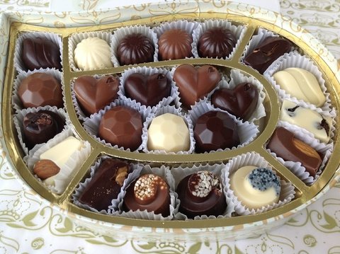 Caja premium mediana -22 bombones- - Tiegel Chocolatier