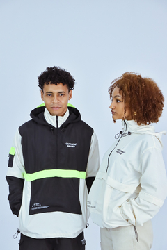 Jaqueta Corta Vento Anorak Camaleão Urbano Capuz Offwhite - comprar online