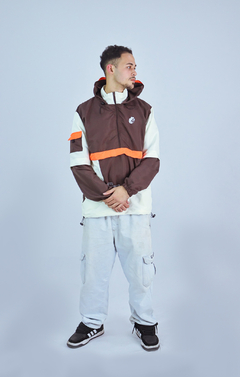 Jaqueta Corta Vento Anorak Camaleão Urbano Capuz Marrom/Offwhite - comprar online