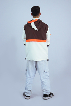 Jaqueta Corta Vento Anorak Camaleão Urbano Capuz Marrom/Offwhite - loja online