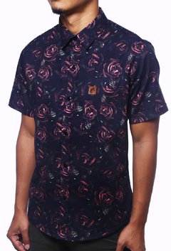 CAMISA ESTAMPADA CAMALEÃO URBANO ROSAS DARK - comprar online