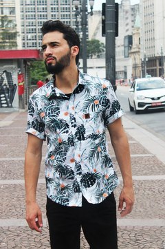 Imagem do CAMISA ESTAMPADA CAMALEÃO URBANO FOLHAGEM TROPICAL BRANCA