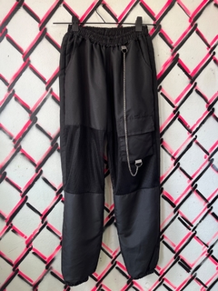 PANTALON CARGO CON REFLEX Y CADENA