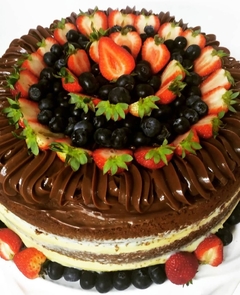 Chocolate com Frutas Vermelhas (Naked Cake)