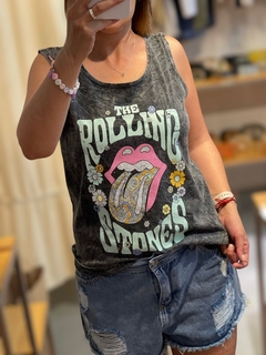 Musculosa Rolling flores en internet