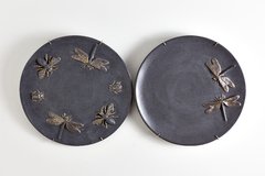 Prato de faiança 2 libélulas - Coleção Joana Stickel - Taças e louças assinadas Massa Branca 