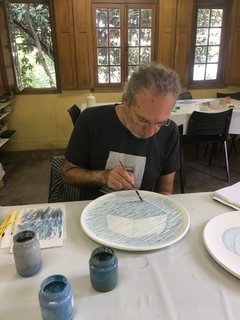 Prato de faiança - casa azul - peça unica - Coleção Sergio Niculitcheff - Taças e louças assinadas Massa Branca 