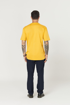 CAMISETA STREETWEAR GOLD URBAN SHOP - MOSTARDA na internet