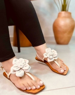 Sandália feminina rasteira flor com traseira - loja online
