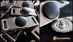 Alamar de metal ( ART 12-0397 ) color niquel brillante con broche resorte tapa negra x 24 unidades