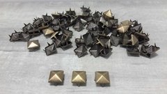 TACHA ( art 3638 ) cuadrada piramidal de 7 mm - color BRONCE VIEJO x 1000 unidades - MATERIAL BRONCE ( NO OXIDA )
